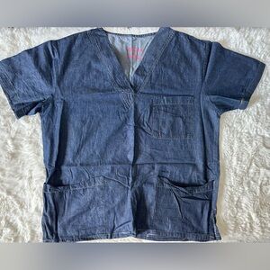 Scrub top with pockets